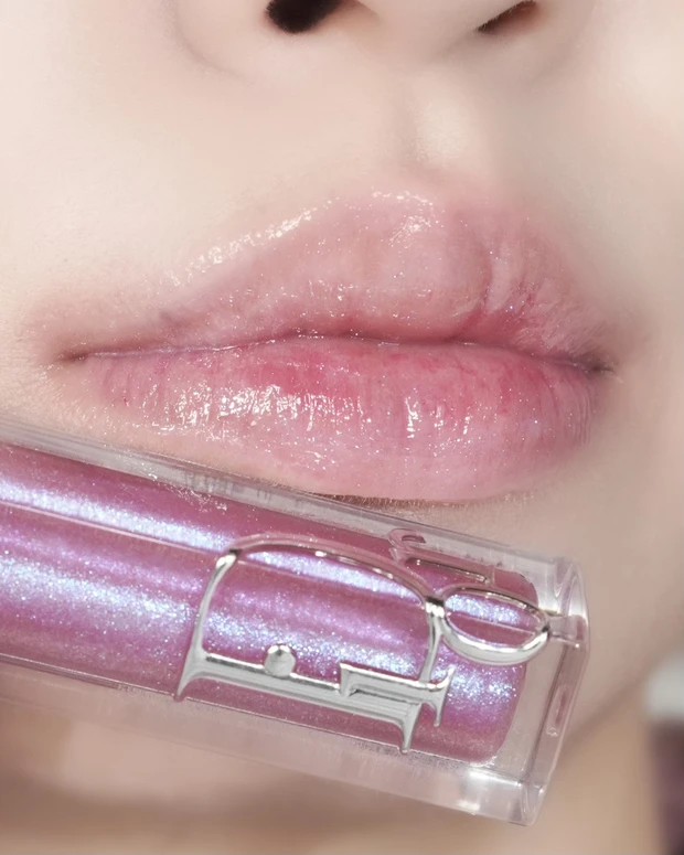 『ディオールアディクトリップマキシマイザー』がリニューアル。【ブルベ夏おすすめカラー】をDiorマニアが厳選！003 ホログラフィックラベンダー、005 シマーストロベリー、023 シマーフューシャ、026 インテンスモーヴをスウォッチ。_5_2