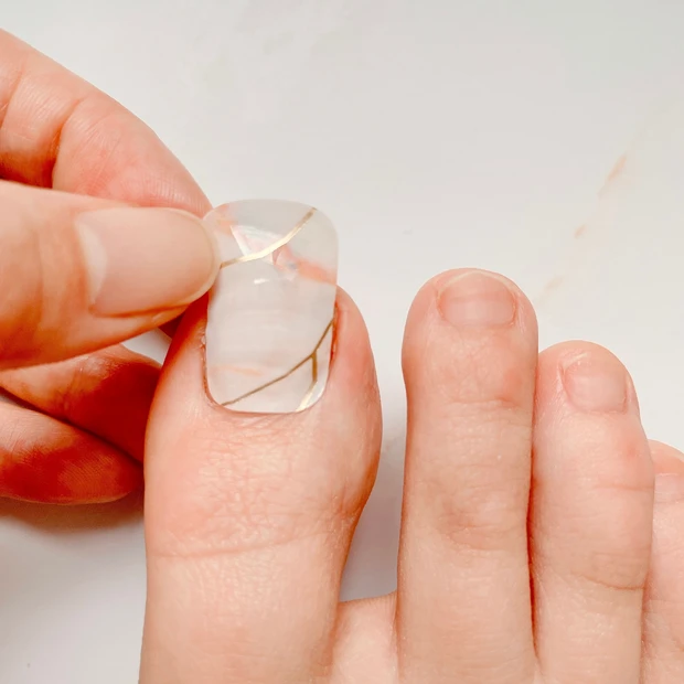 【韓国コスメ・簡単セルフネイル】可愛い！貼るだけジェルネイルシールで大理石柄のペディキュアしてみた！〜金曜夜のぶっちゃけ美容#12〜_4_2