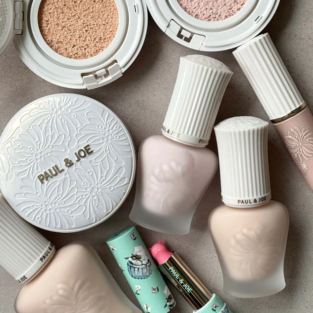 【ポール & ジョー】この春発売のベースメイク3種をスウォッチ！ プライマーとリップがセットになった…