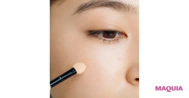 コンシーラーをチップに取りシミにのせる様子