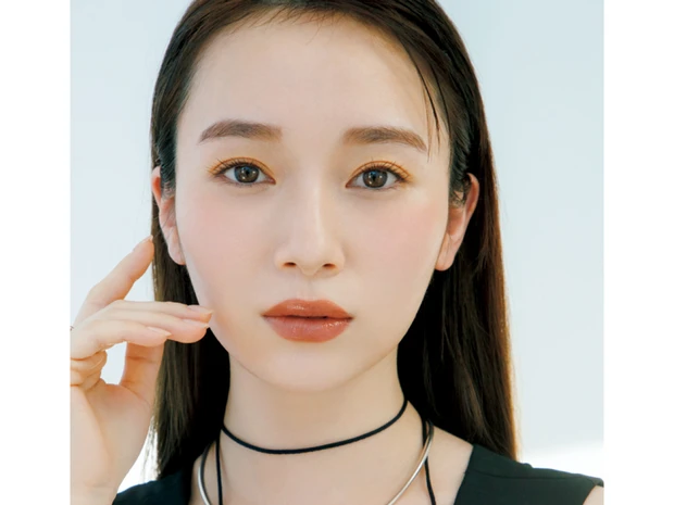 守屋麗奈さん、赤みリップで大人のきれいを更新。1枚で決まる黒オールインワンと好バランス