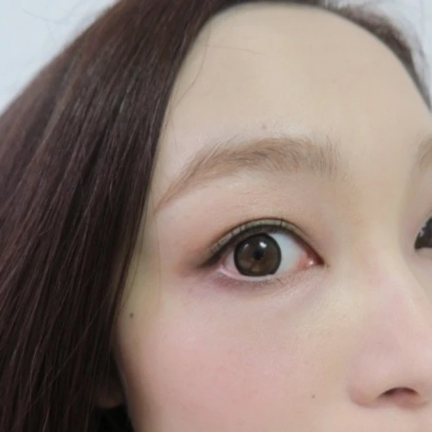 カーキにピンクをプラス♡辛すぎない「甘×辛eye」♡