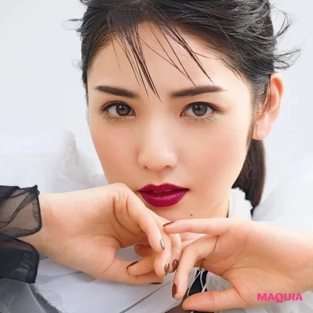道重さゆみさんが纏う、こっくり&ニュアンスカラーの秋メイク_