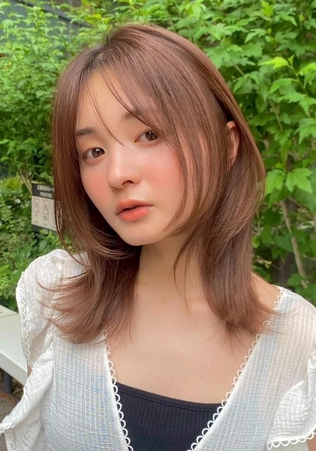 前髪あり ミディアム ミディアムヘア くびれ ひし形 ベージュカラー