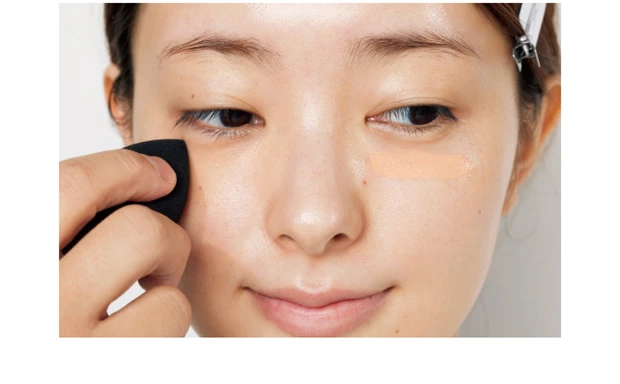 2コンシーラー クマの濃い部分にオレンジをオン