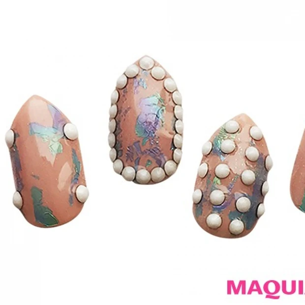 ストーンで現代アート風♪ 大胆でみずみずしいオータムホワイトネイル