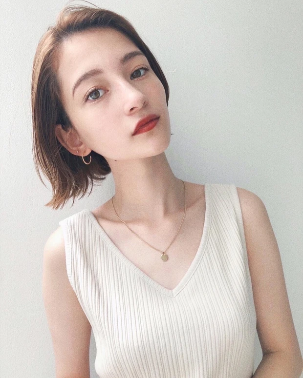 【20代・30代ヘア】ワンランク上のお洒落ヘア！ 洗練切りっぱなしボブスタイル_2_2