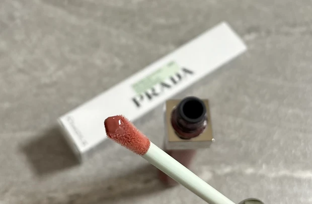 プラダ　PRADA コスメ　新作　リフレクション リキッド バーム グロス　リップ　B201チョコボット　イエベ　ブルベ　ギフト　プレゼント