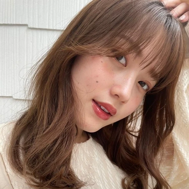 ロング　ヘア　髪型　ヘアスタイル　前髪あり　ヘアカラー　暗髪　レイヤー