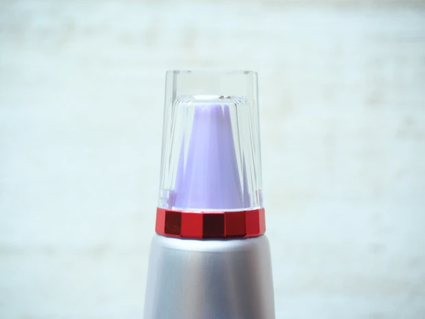 アスタリフト D-UVクリア ホワイトソリューション　紫外線が当たると色の変わるキャップ２