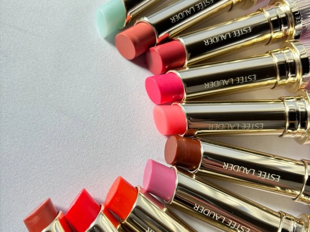【エスティ ローダー】新作リップバーム全10色をスウォッチ！ 3種のフルーツオイル配合で長時間うるおいキープ