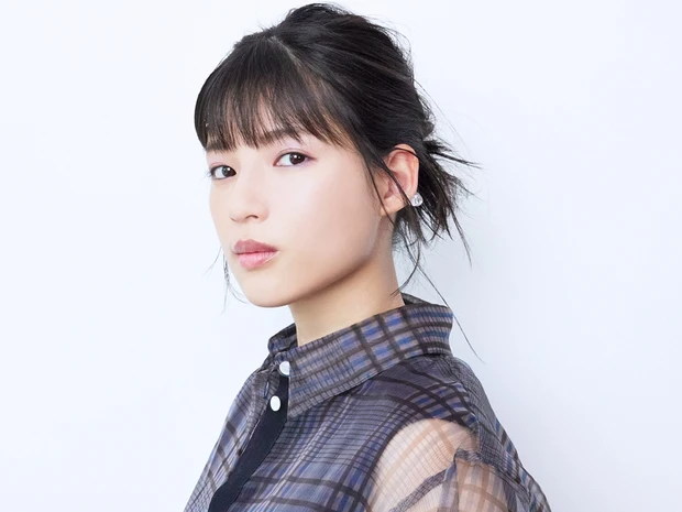 石井杏奈さんと考えるカラーメイクが映えるヘアアレンジとは?