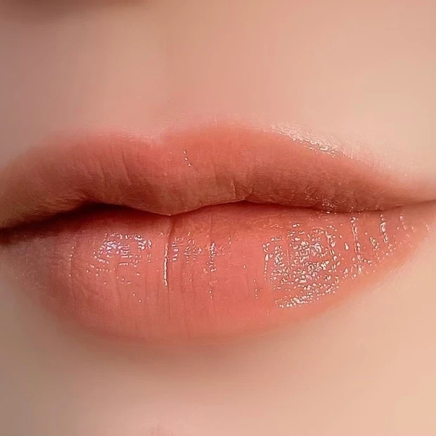 SUQQU(スック)トリートメント ラッピング リップ 02 淡羽色-AWAHANEIRO- 塗布