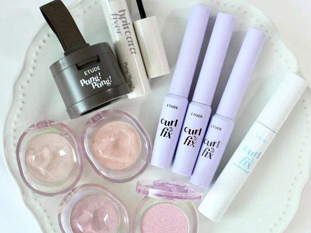 エチュードの新作ハイライターを全色スウォッチ！ 人気マスカラの極細タイプやなど注目アイテムが目白押し
