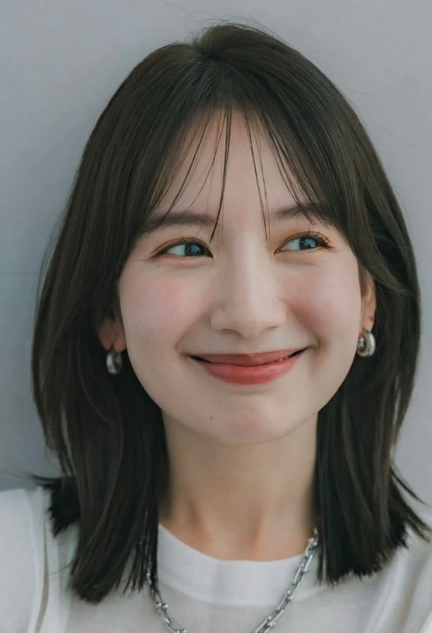 髪型　ミディアム　カジュアルミディアム　前髪あり　正面