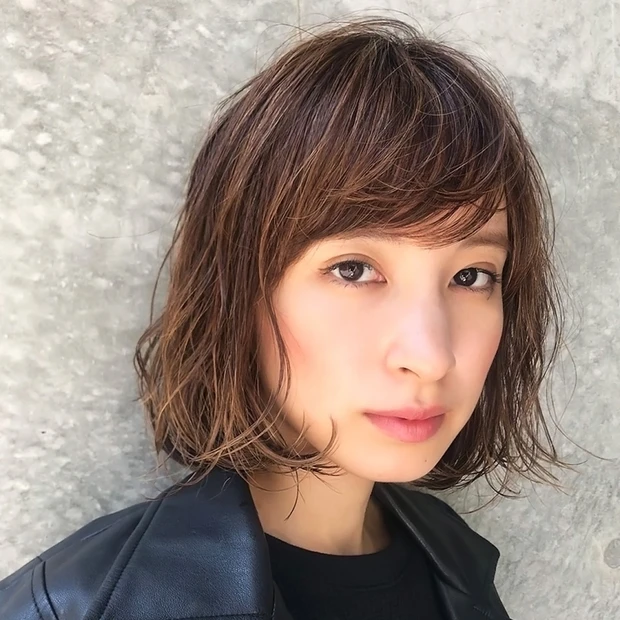 クールな女らしさで差をつける、タイトシルエットのウェーブボブ