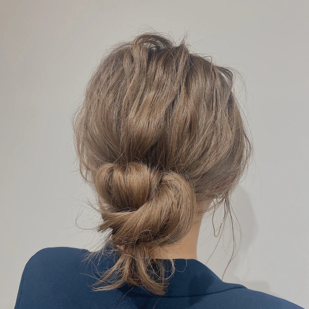 《上級編ヘアアレンジ》ねじって引き出してまとめれば、立体的なシニヨンが再現できる！時間のない朝にも◎_4_1