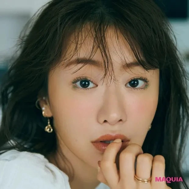 【松本まりかのOff】グリーンのリフレインで、一筋縄じゃない「素」を見せる