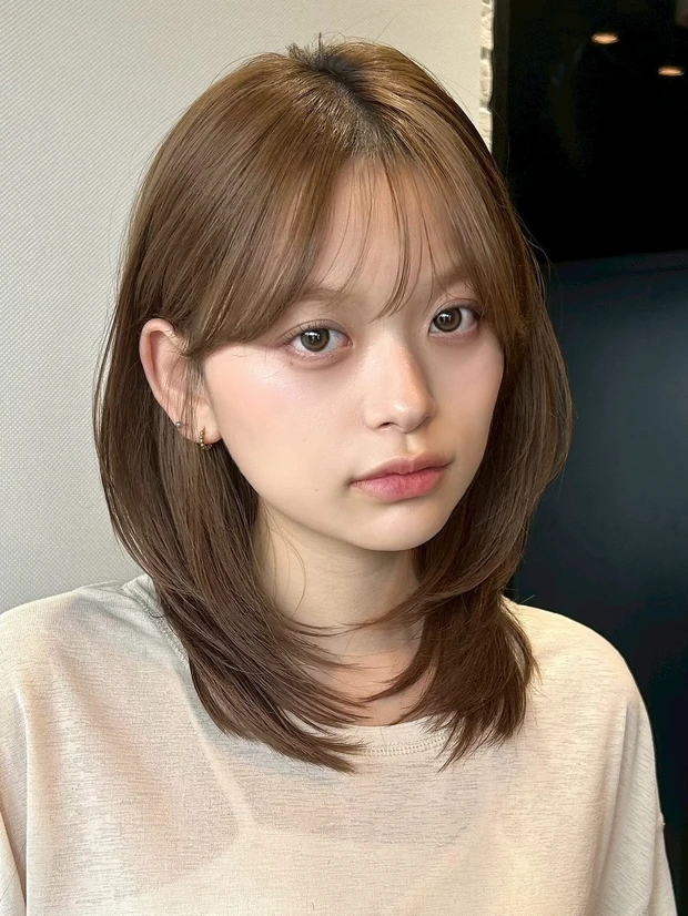 髪型 ミディアムレイヤー ミディアムヘア 小顔見え 前髪あり スタイリング 大人ヘア