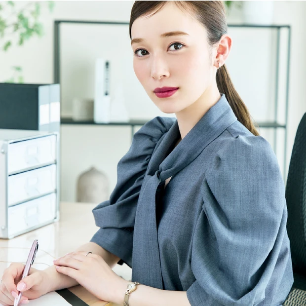 【秋新色でオフィスメイク】“OLれなぁ”こと守屋麗奈さんが実践！会社員におすすめのコスメ7選