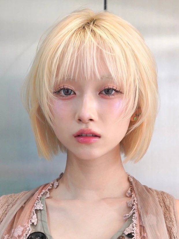 顔タイプ クールカジュアルに似合う髪型 前髪あり ブリーチデビューにもおすすめのハイトーンボブ