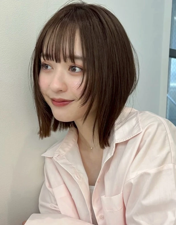 髪型　レイヤーボブ　切りっぱなしボブ　前髪あり　スタイリング