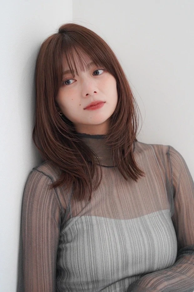 春におすすめの髪型 トレンドヘアスタイル シースルーバング 顔まわりレイヤー ミディアム