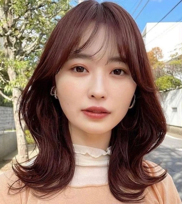 【7位】【大人の甘めくびれミディアム】30代や40代のペタンコ髪でもふんわりフェミニンなヘアスタイルに