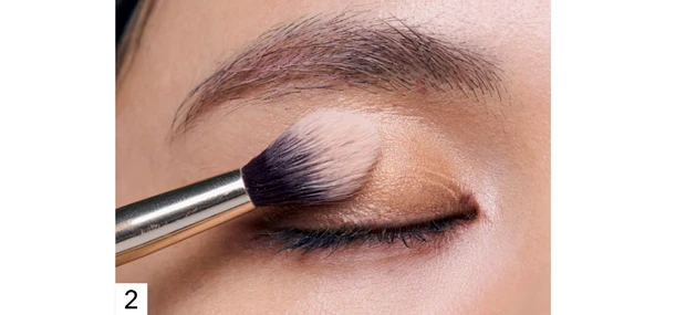 くぼみ・くすみをカバーするハイライトの入れ方 ステップ2 マットハイライトをまぶたに塗る