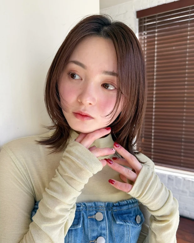 ヘアカタログ ミディアム ミディアムヘア 前髪あり スタイリング
