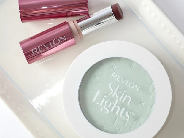 レブロンの人気プレストパウダーに限定色が登場！リップスティックの新色もスウォッチ付きでご紹介