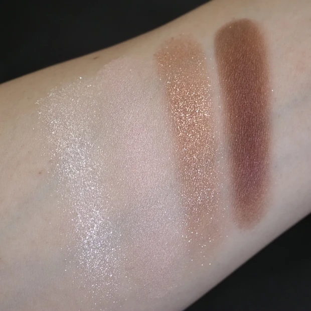 ルナソル新色「22 Alluring Clarity」スウォッチ