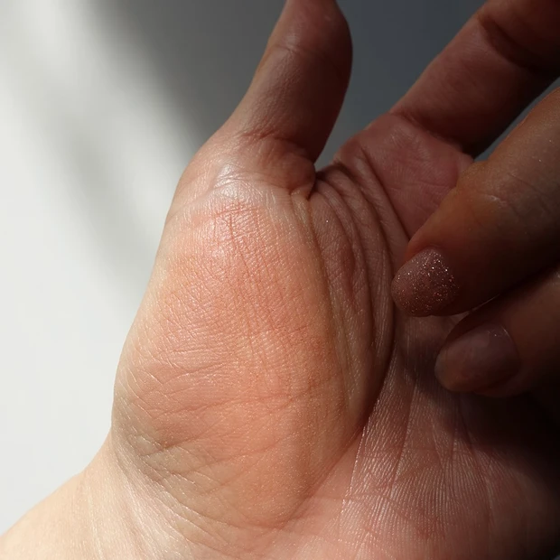 M･A･Cパウダー キス リップ + チーク ムース 951ハビットをぼかした写真