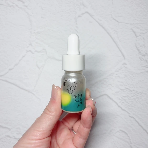 神崎恵や小田切ヒロが愛用する「ソフィーナ iP　薬用 角層トーニングセラム」