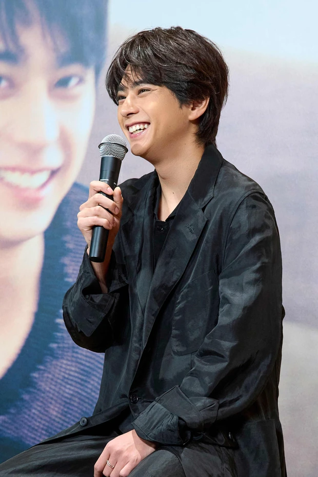 写真集に載っているという料理のレシピのことを問われて楽しそうな笑顔を浮かべるtimelesz 佐藤勝利さん。