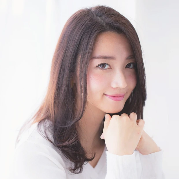 まとまりと抜け感を両方取り！ 内巻き×外ハネが新しいワンカールセミロング