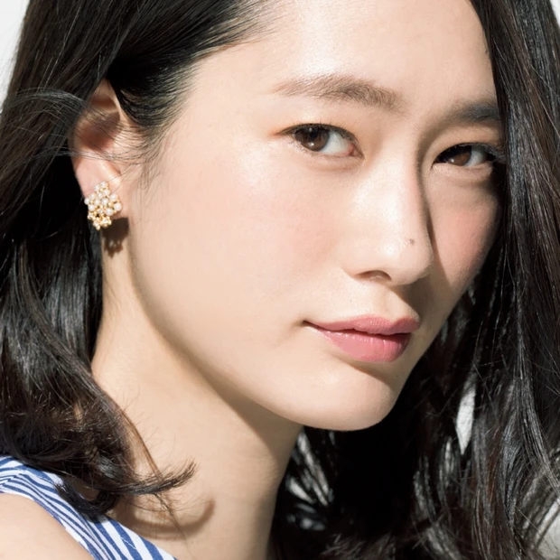 淡色レイヤードで立体感を！"見開くと一重＆一重さんの色気を引きだすアイカ…