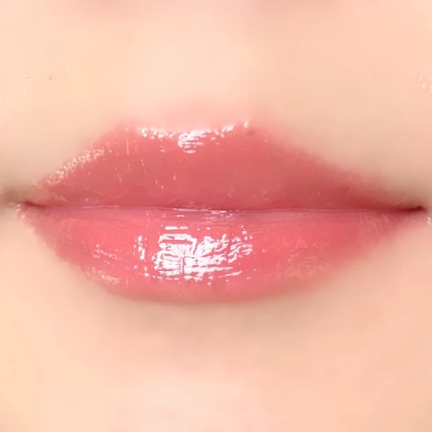 Her lip to BEAUTY「LIP TO LOVE SERUM」の03 HONEY VEILを唇に塗布