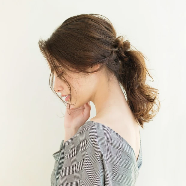 ポニーテール ヘアアレンジ 肌コンシャスな服に似合う、女っぽ&カジュアルなお出かけポニーテール_2