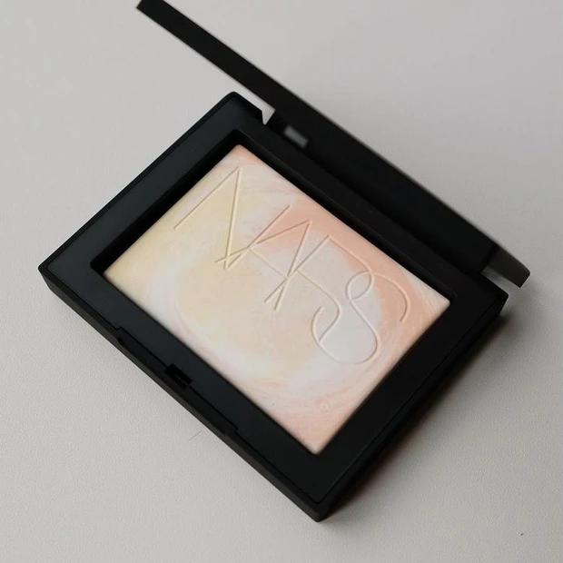 【2位】NARSから、あのマーブル“リフ粉”が再び登場。今年も争奪戦の予感！