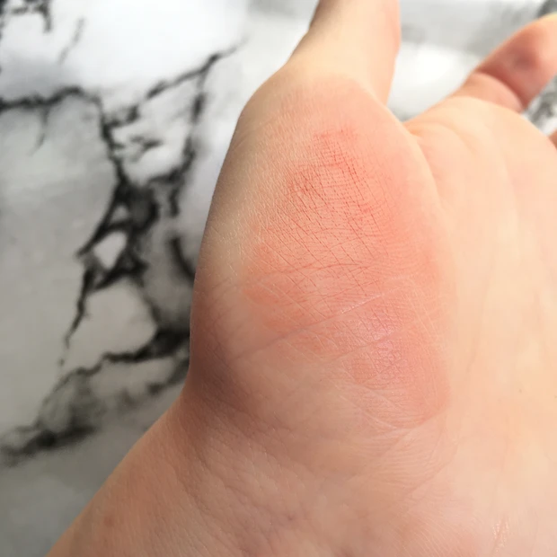 Cathy Doll リップアンドチーク　ヌードマットティントを手のひらに伸ばした画像