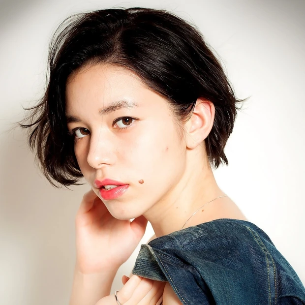 動きのある黒髪が新鮮！ クール派ショートボブ