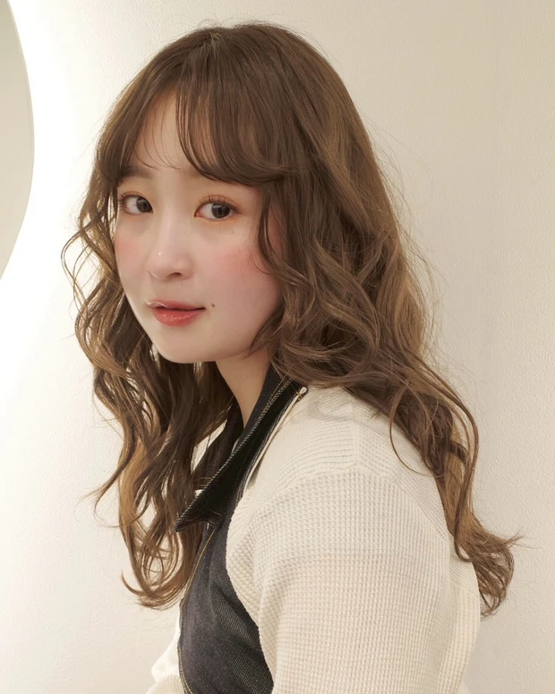 ヘアカタログ ロング ロングヘア 前髪あり サイド 透明感カラー