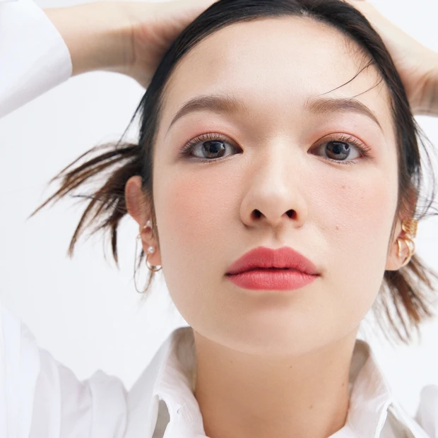 “盛りメイク”をくどく見せない秘訣。どのパーツも色をあえて効かせるのが◎