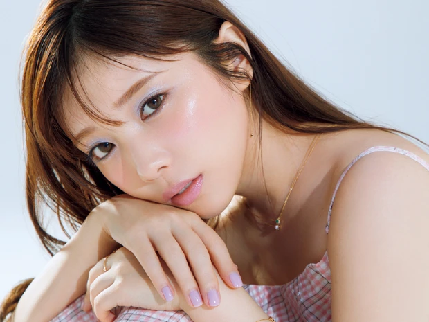 与田祐希さんの低温ブルーアイ・メイク。ベージュ仕込みで洗練度アップ
