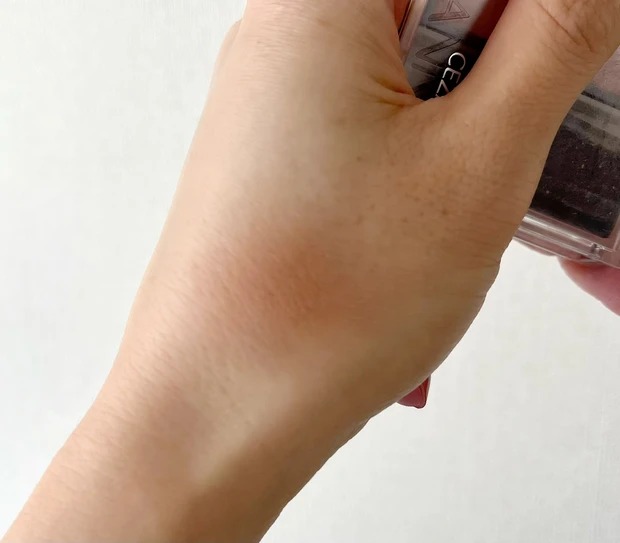 セザンヌ「チークブラッシュ」にシナモンブラウンをスウォッチ！ブルベの美容部員がイチオシ万能チークをご紹介♡_2