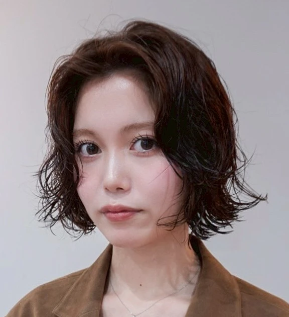 髪型　レイヤーボブ　ボブヘア　パーマ　前髪なし　正面