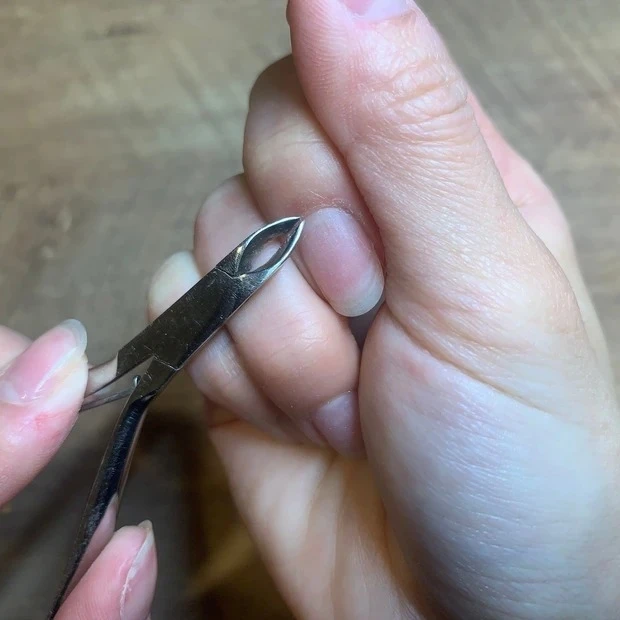マニキュアを長持ちさせるネイルケア_キューティクルニッパーで甘皮処理