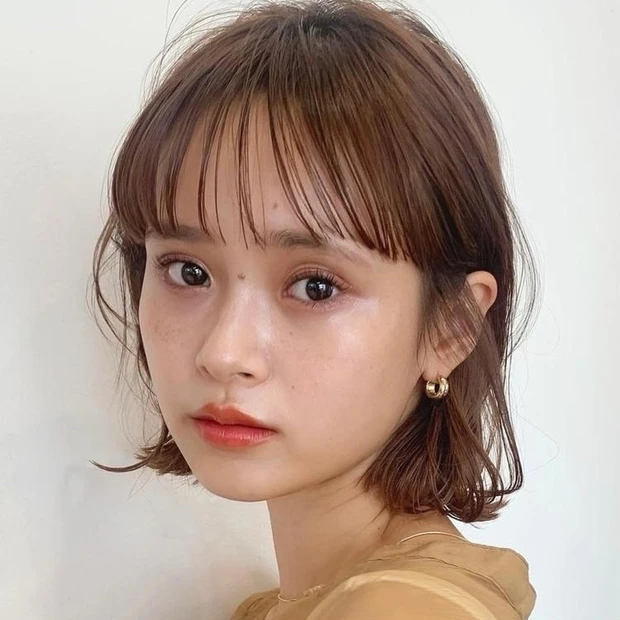 今季人気の最旬ヘアスタイルである切りっぱなしボブに合わせるのは、お洒落ヘアの定番“シースルーバング”。おでこがほんのり透けたこの前髪にするだけで、今っぽ感が劇的にアップ。トレンドの要素をたっぷりつめこんだ、2022年の最旬春夏ヘアをご紹介。