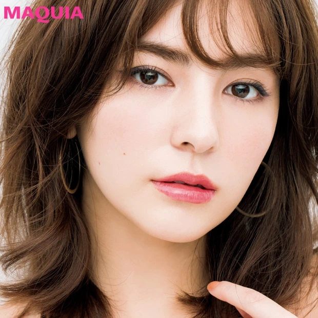 イエベさんにおすすめ！ 赤リップ×トレンドカラーEYEのベストバランス